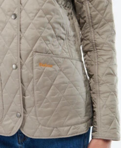 Barbour Annandale Quilted Jacket: Doeskin -Fashion Clothing LQU0475BE53 AW22 detailb 5 73934.1663191138